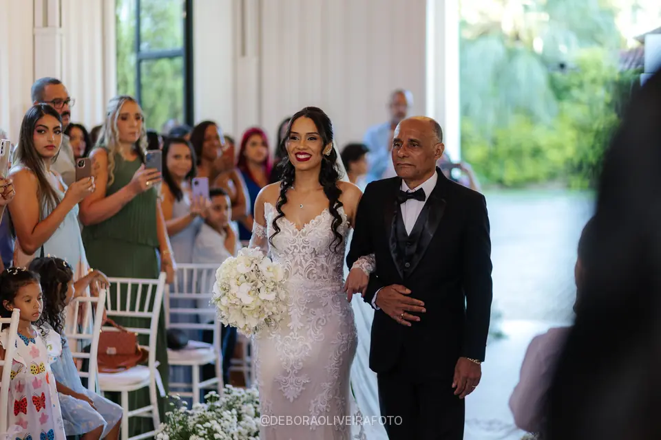 Bride Mariana walking down the aisle at Celeiro Blanc