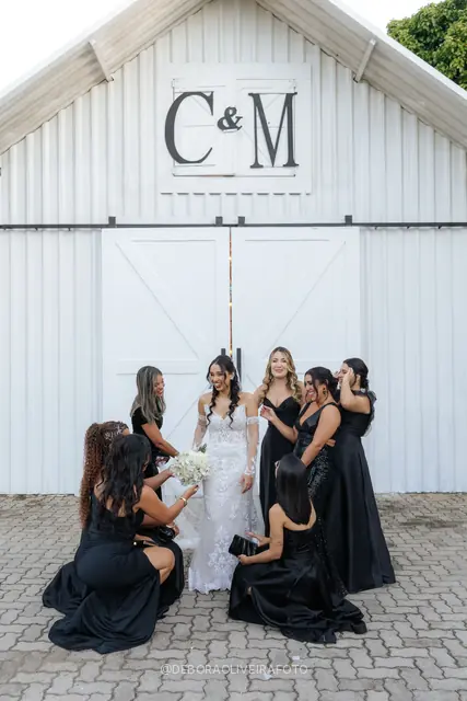 Bride Mariana with her bridesmaids at Celeiro Blanc