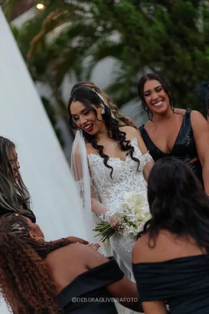 Bride Mariana with her bridesmaids at Celeiro Blanc