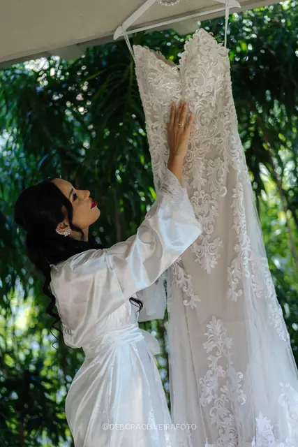 Bride Mariana getting ready before the wedding at Celeiro Blanc