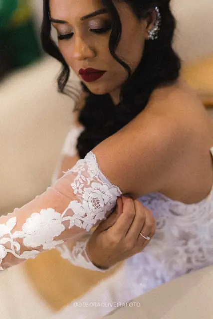 Bride Mariana getting ready before the wedding at Celeiro Blanc