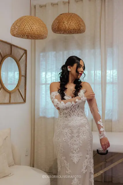 Bride Mariana getting ready before the wedding at Celeiro Blanc