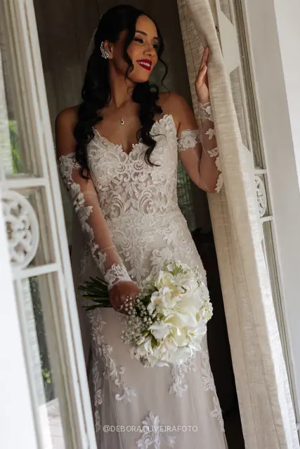 Bride Mariana getting ready before the wedding at Celeiro Blanc