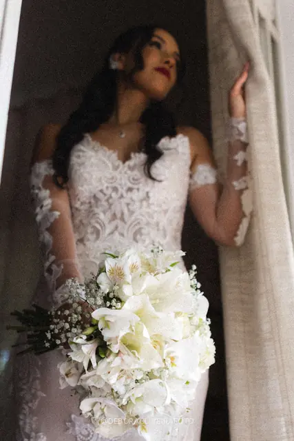 Bride Mariana getting ready before the wedding at Celeiro Blanc