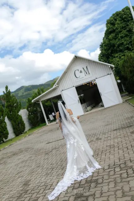Bridal portrait of Mariana at Celeiro Blanc, Rio de Janeiro