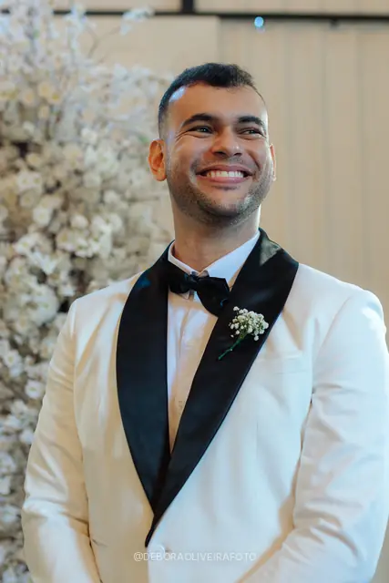 Groom Caio waiting for the bride at Celeiro Blanc