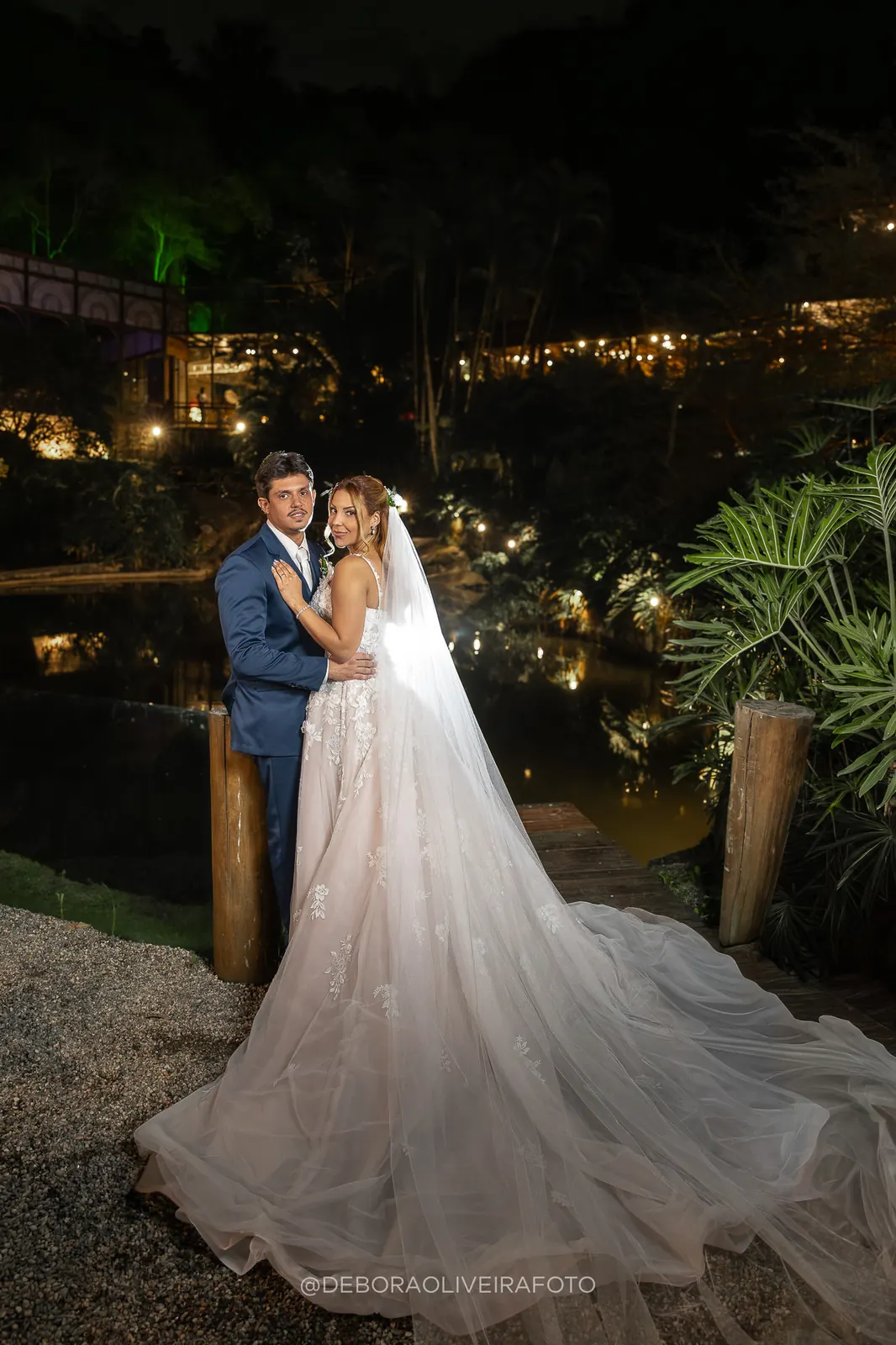 Caroline e Gustavo à noite nos jardins do Monte Záion