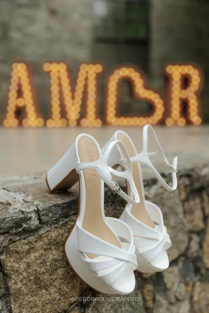 Detalhes da noiva no casamento no Monte Záion