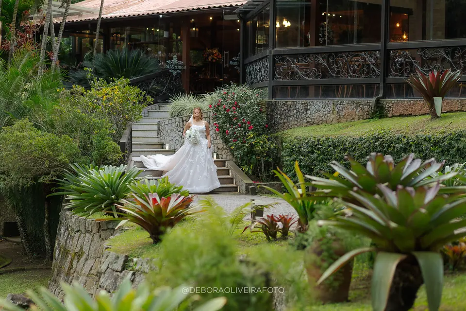 Entrada da noiva no casamento no Monte Záion