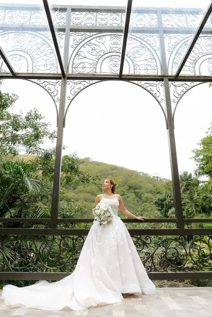 Retrato da noiva Caroline nos jardins do Monte Záion