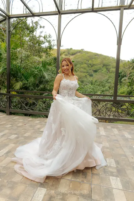 Retrato da noiva Caroline nos jardins do Monte Záion