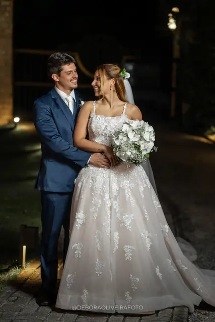 Caroline e Gustavo à noite nos jardins do Monte Záion