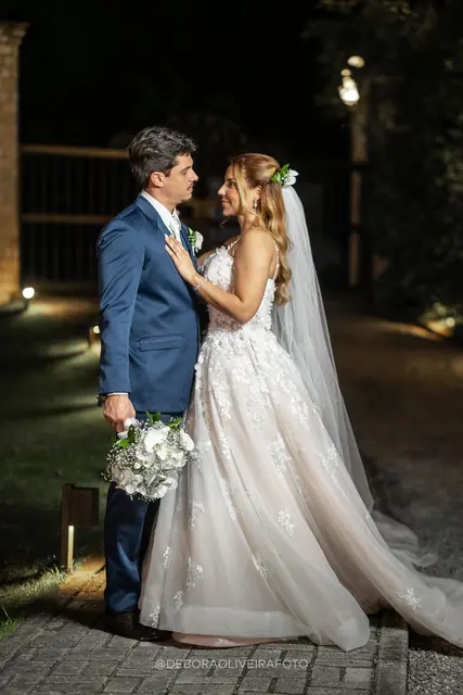 Caroline e Gustavo à noite nos jardins do Monte Záion