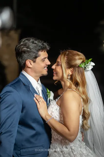 Caroline e Gustavo à noite nos jardins do Monte Záion
