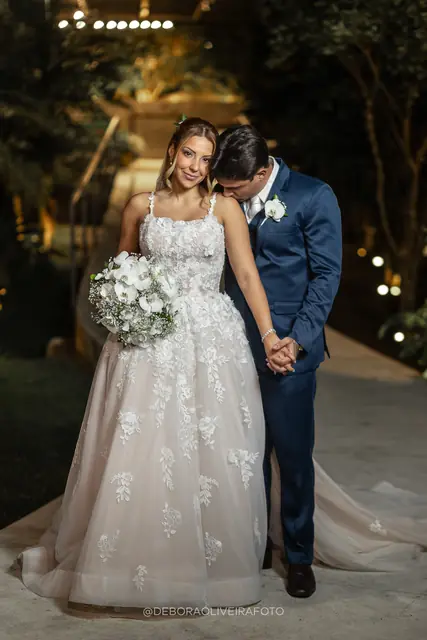 Caroline e Gustavo à noite nos jardins do Monte Záion