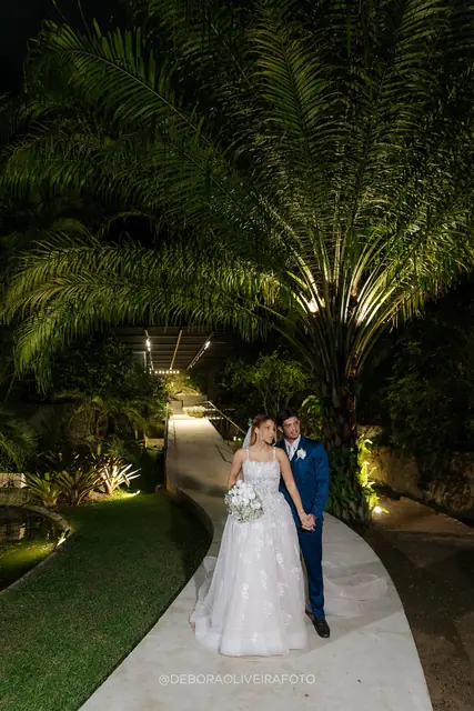 Caroline e Gustavo à noite nos jardins do Monte Záion