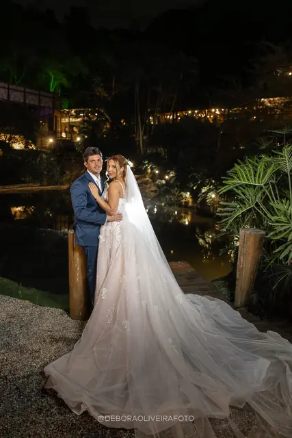 Caroline e Gustavo à noite nos jardins do Monte Záion