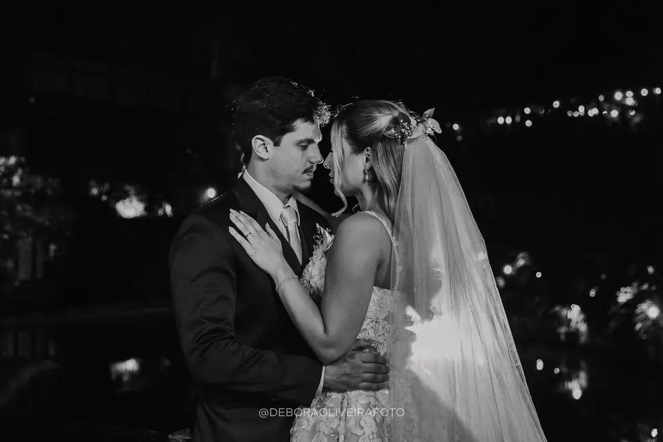Caroline e Gustavo à noite nos jardins do Monte Záion