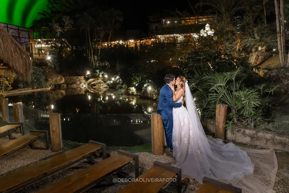 Caroline e Gustavo à noite nos jardins do Monte Záion