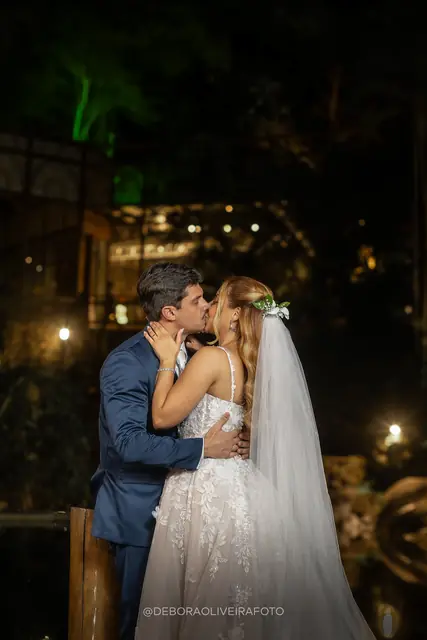 Caroline e Gustavo à noite nos jardins do Monte Záion