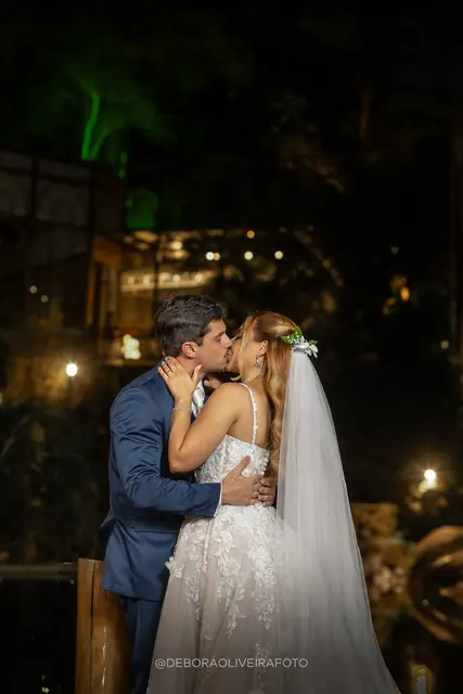 Caroline e Gustavo à noite nos jardins do Monte Záion