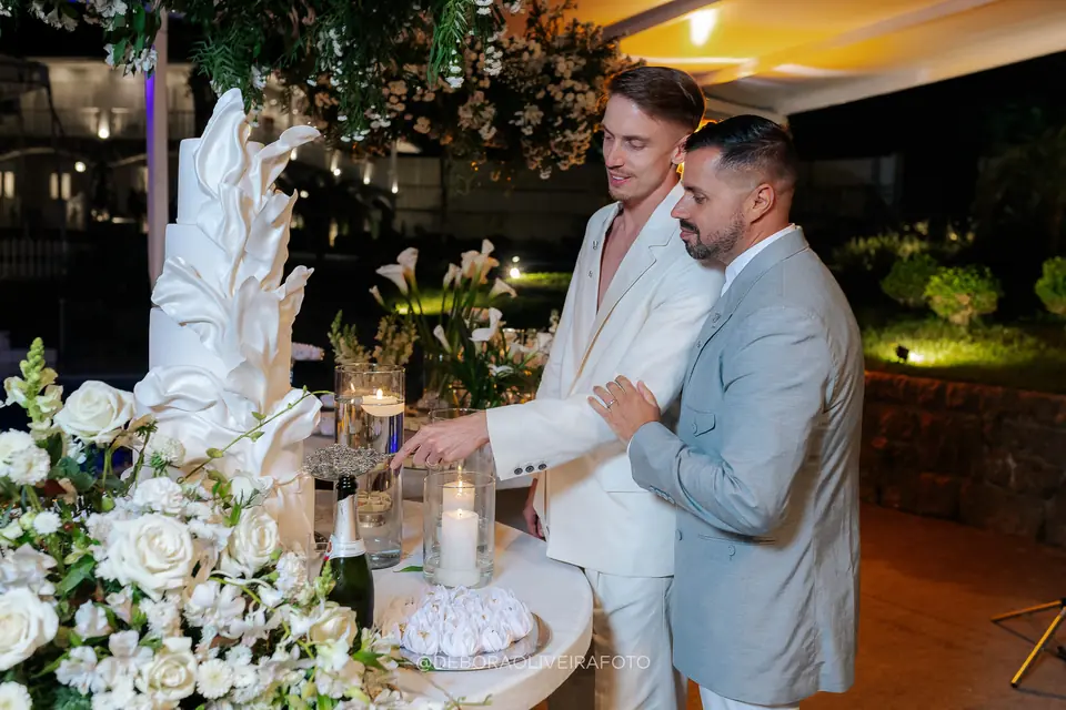 Bolo e mesa de doces do casamento na Villa Cecília