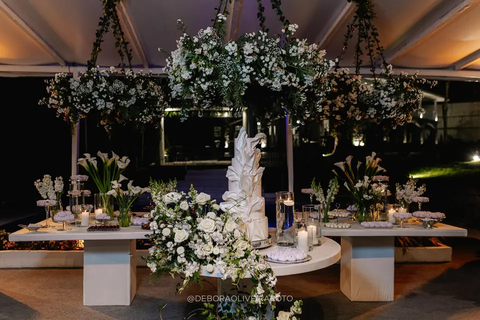 Bolo e mesa de doces do casamento na Villa Cecília