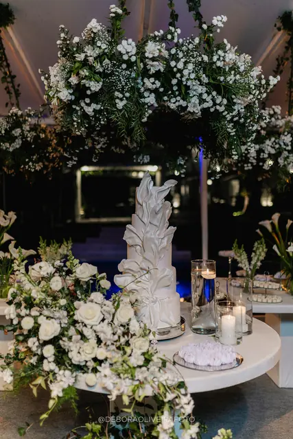 Bolo e mesa de doces do casamento na Villa Cecília