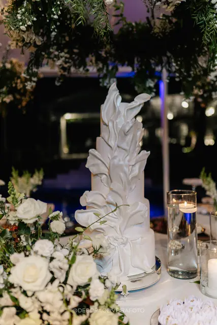 Bolo e mesa de doces do casamento na Villa Cecília