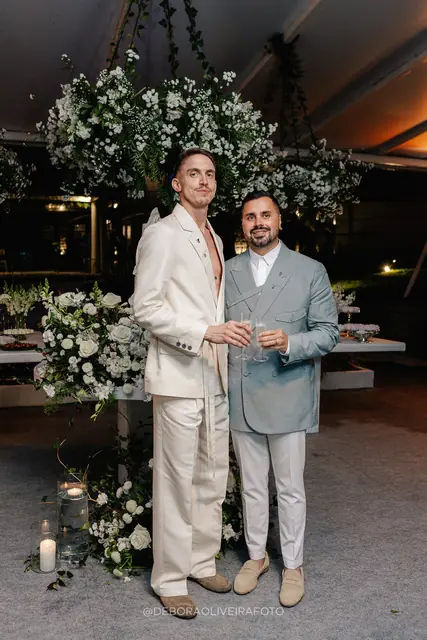 Brinde dos noivos na festa de casamento na Villa Cecília