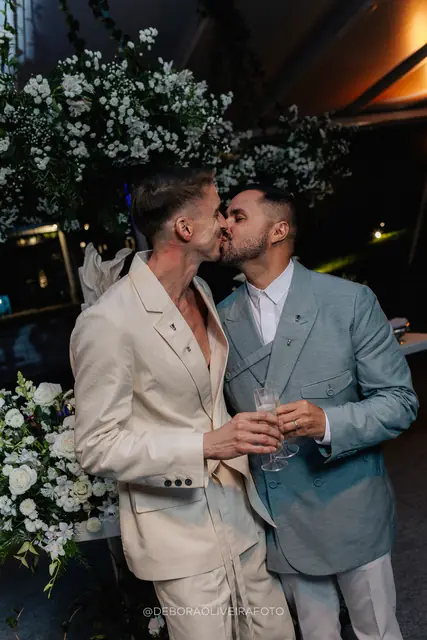 Brinde dos noivos na festa de casamento na Villa Cecília