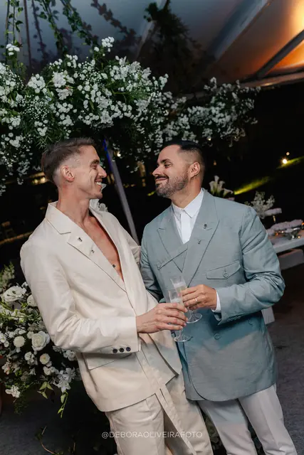 Brinde dos noivos na festa de casamento na Villa Cecília