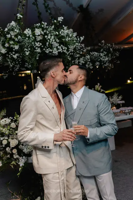 Brinde dos noivos na festa de casamento na Villa Cecília
