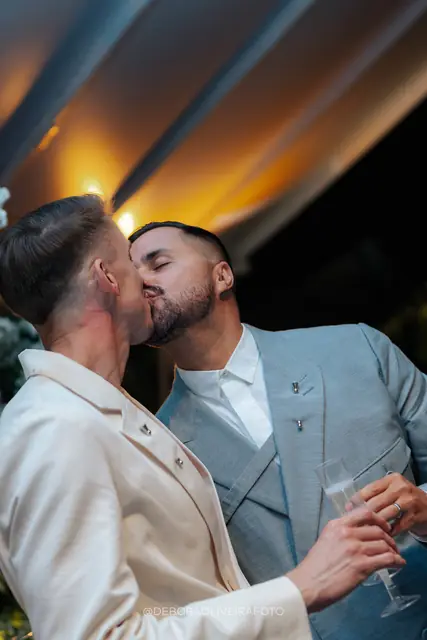 Brinde dos noivos na festa de casamento na Villa Cecília