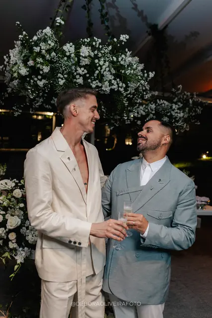 Brinde dos noivos na festa de casamento na Villa Cecília