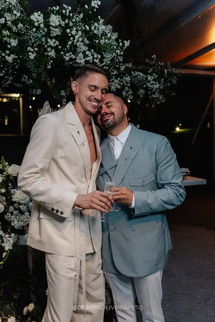Brinde dos noivos na festa de casamento na Villa Cecília