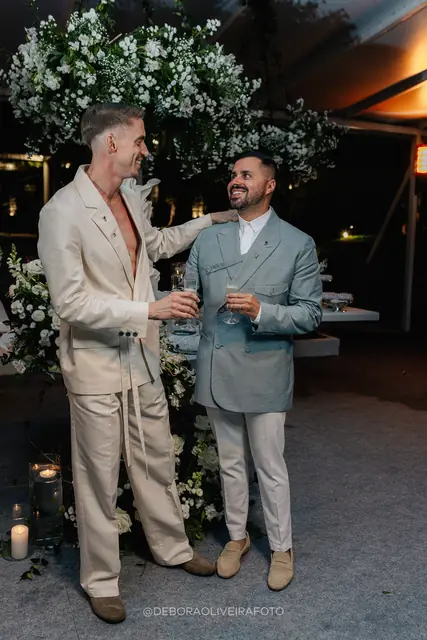 Brinde dos noivos na festa de casamento na Villa Cecília