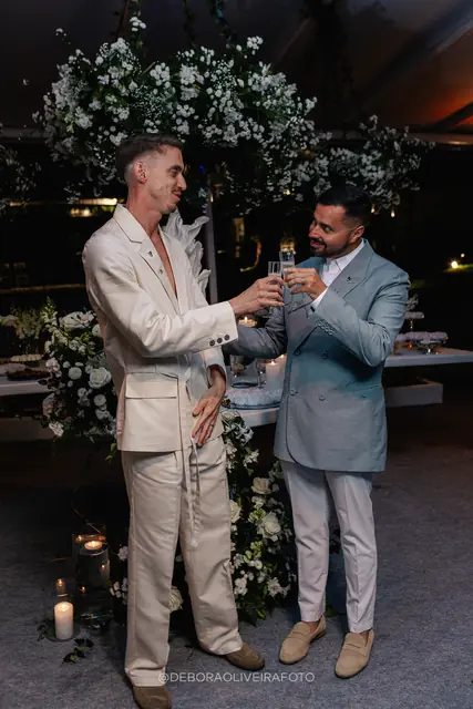 Brinde dos noivos na festa de casamento na Villa Cecília