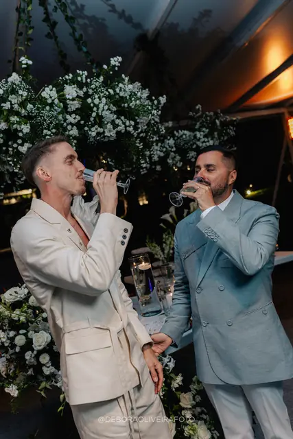 Brinde dos noivos na festa de casamento na Villa Cecília