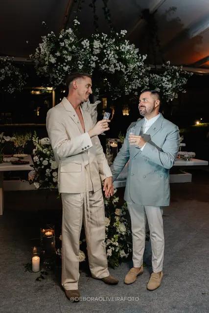 Brinde dos noivos na festa de casamento na Villa Cecília