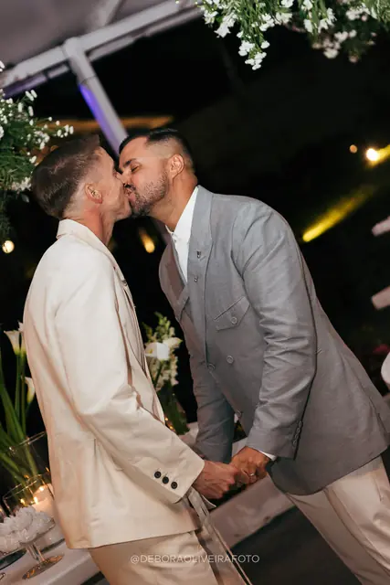 Brinde dos noivos na festa de casamento na Villa Cecília