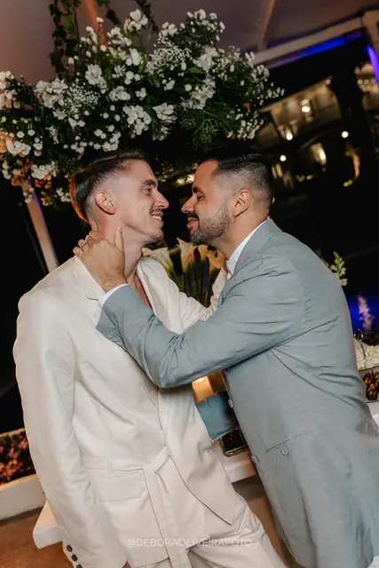 Brinde dos noivos na festa de casamento na Villa Cecília