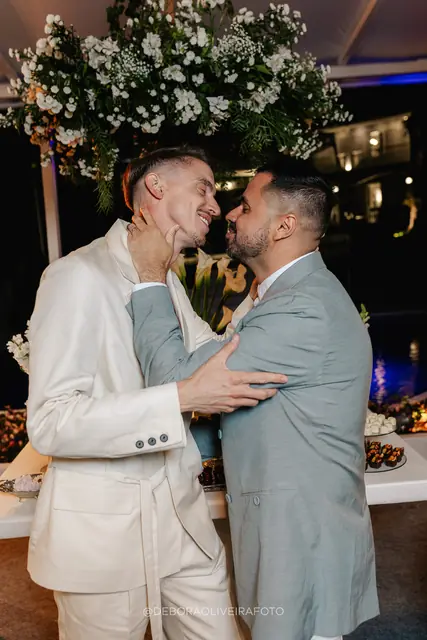 Brinde dos noivos na festa de casamento na Villa Cecília