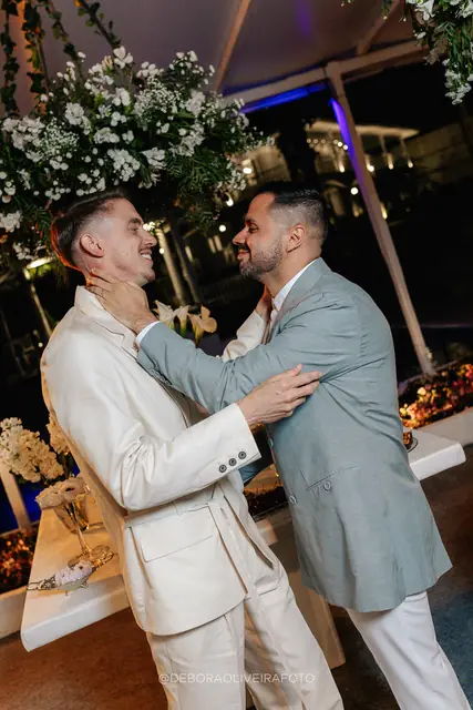 Brinde dos noivos na festa de casamento na Villa Cecília