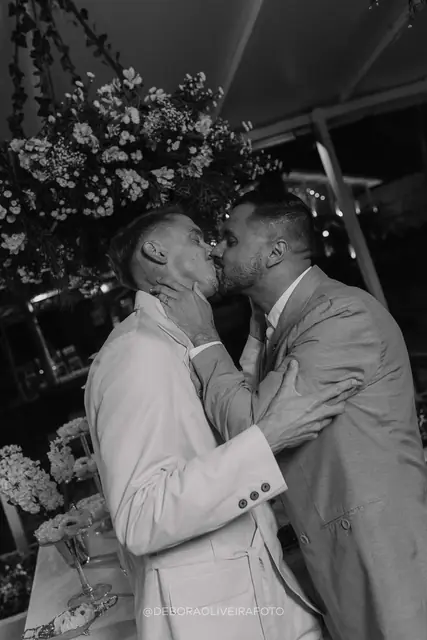 Brinde dos noivos na festa de casamento na Villa Cecília