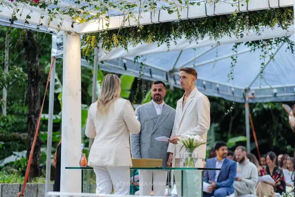 Cerimônia ao ar livre do casamento na Villa Cecília Rio
