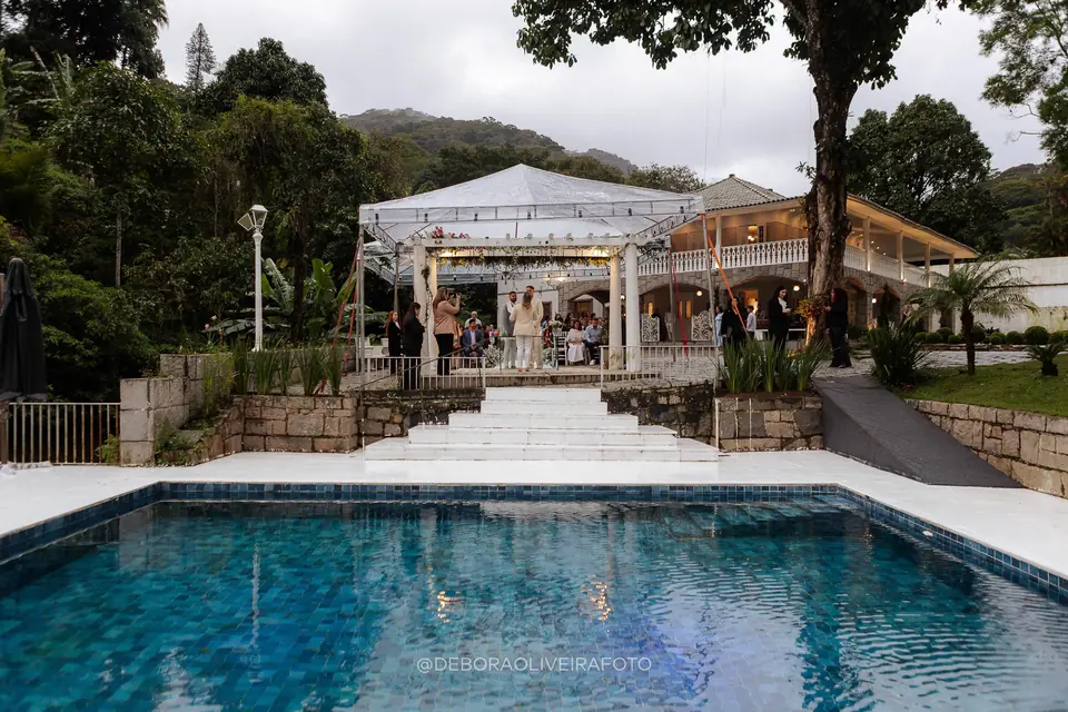 Cerimônia ao ar livre do casamento na Villa Cecília Rio