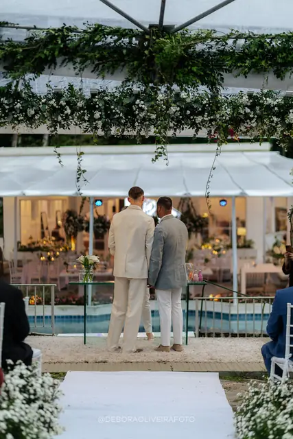 Cerimônia ao ar livre do casamento na Villa Cecília Rio