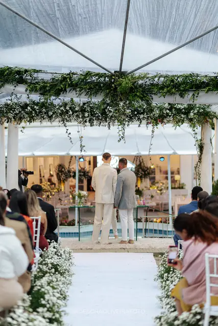 Cerimônia ao ar livre do casamento na Villa Cecília Rio