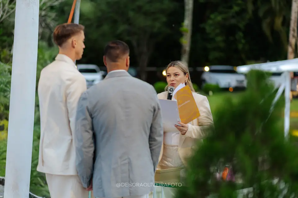 Cerimônia ao ar livre do casamento na Villa Cecília Rio
